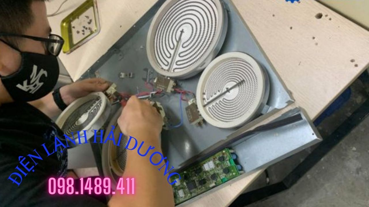 Thợ sửa chữa bếp từ Hải Dương cẩn thận, tỉ mỉ thực hiện từng bước